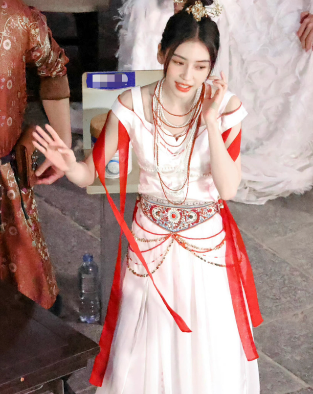 baby上班路透新造型！高开叉黑裙露出安全裤，穿长筒靴腿细塞不满休闲区蓝鸢梦想 - Www.slyday.coM