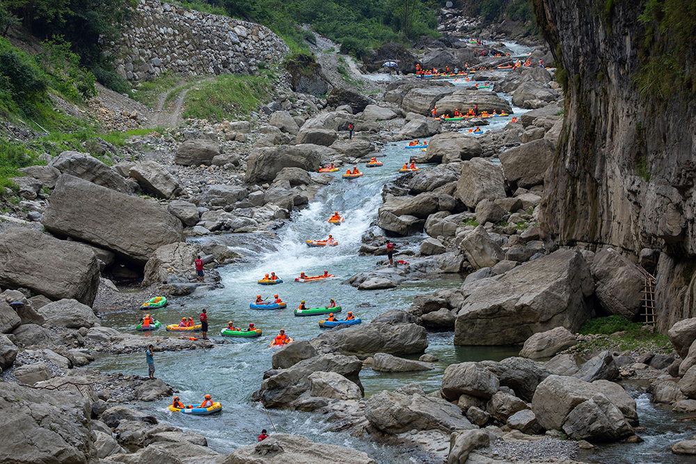 2022年7月14日,湖北宜昌,游客在秭归县九畹溪景区漂流享受清凉.