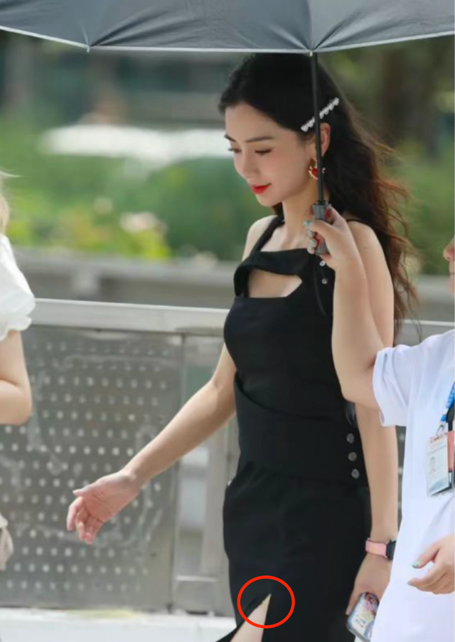 baby上班路透新造型！高开叉黑裙露出安全裤，穿长筒靴腿细塞不满休闲区蓝鸢梦想 - Www.slyday.coM