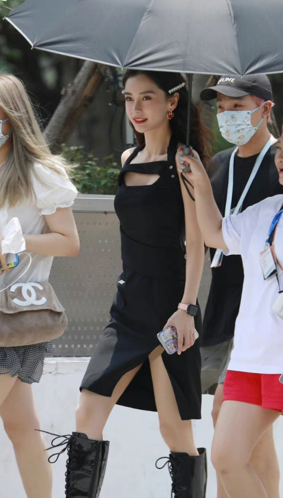 baby上班路透新造型！高开叉黑裙露出安全裤，穿长筒靴腿细塞不满休闲区蓝鸢梦想 - Www.slyday.coM
