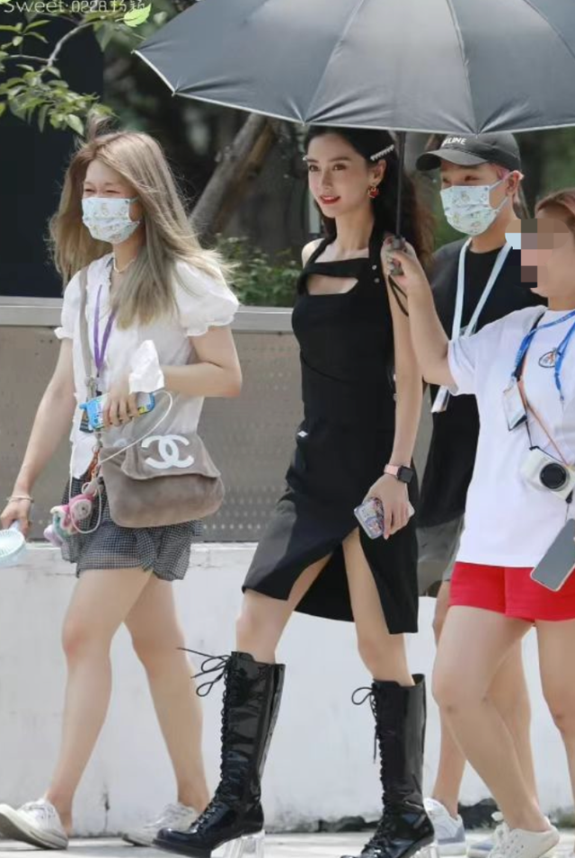 baby上班路透新造型！高开叉黑裙露出安全裤，穿长筒靴腿细塞不满休闲区蓝鸢梦想 - Www.slyday.coM