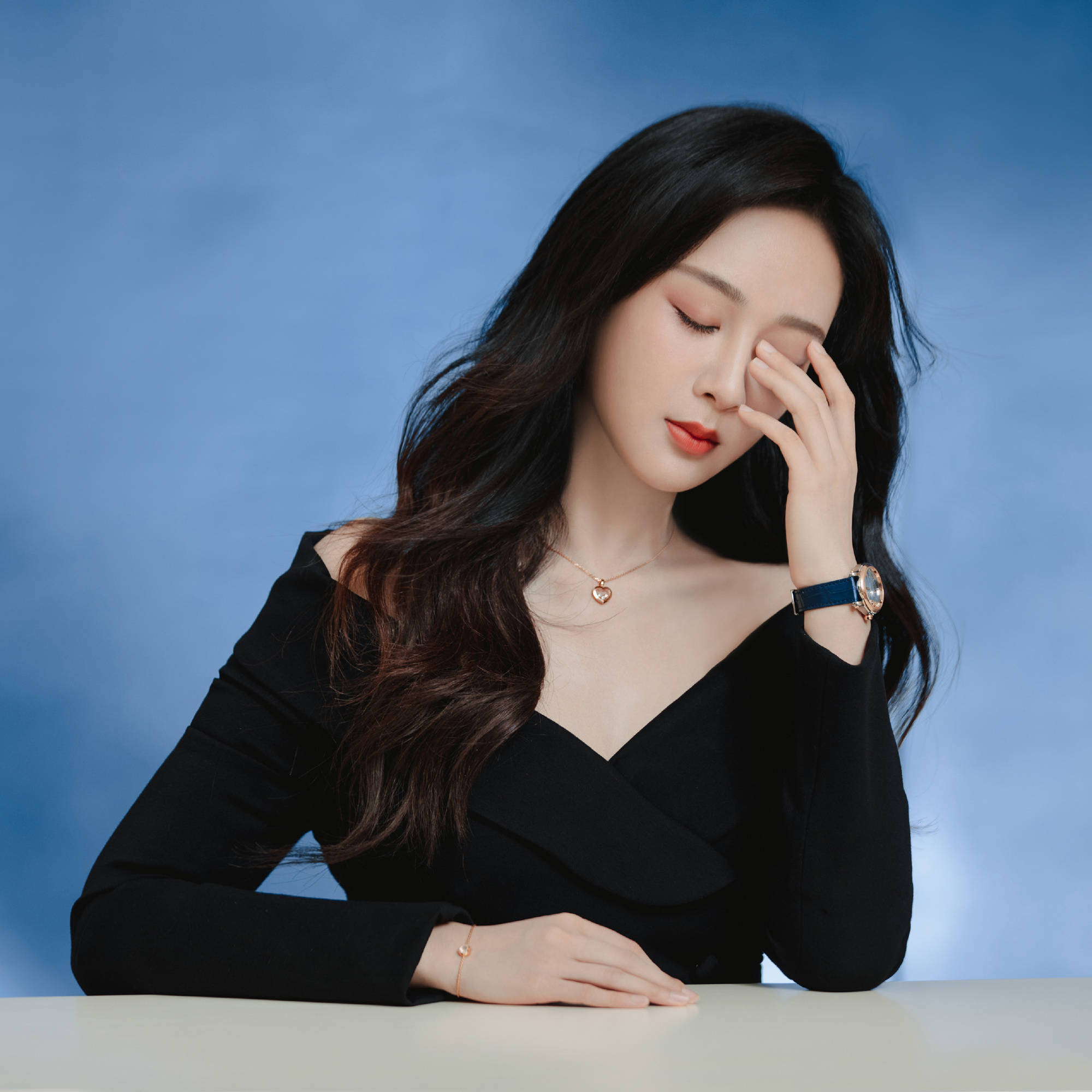 杨紫穿v领上衣大秀香肩一头微卷长发尽显性感魅惑
