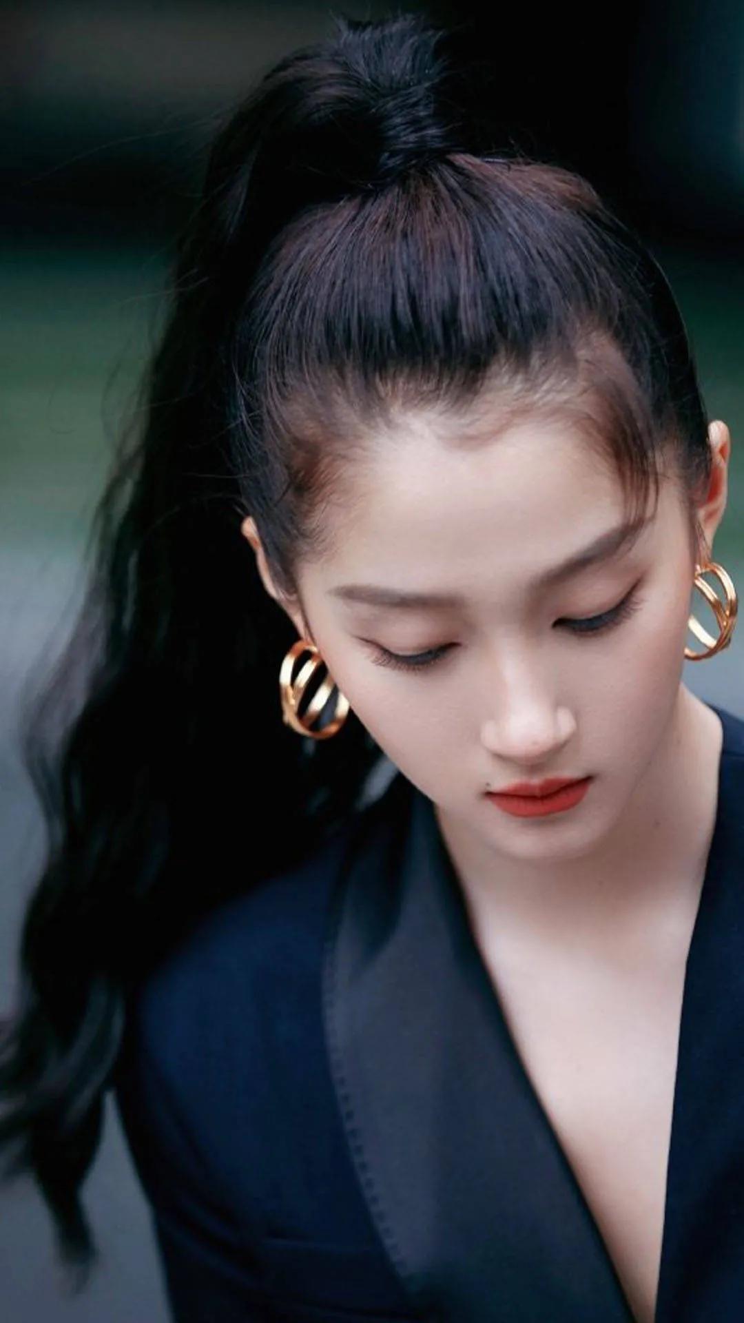 关晓彤穿黑色西装裙,扎高马尾利落干练显成熟美|西装裙|关晓彤|马尾