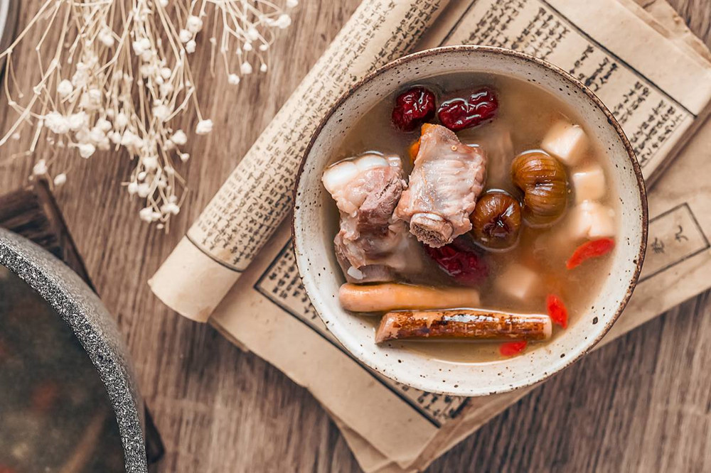 三伏天身体软绵爱出汗多给家人喝五指毛桃茯苓汤