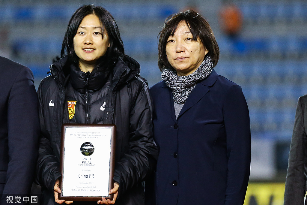 孙雯和中国女足老队长吴海燕（左）。