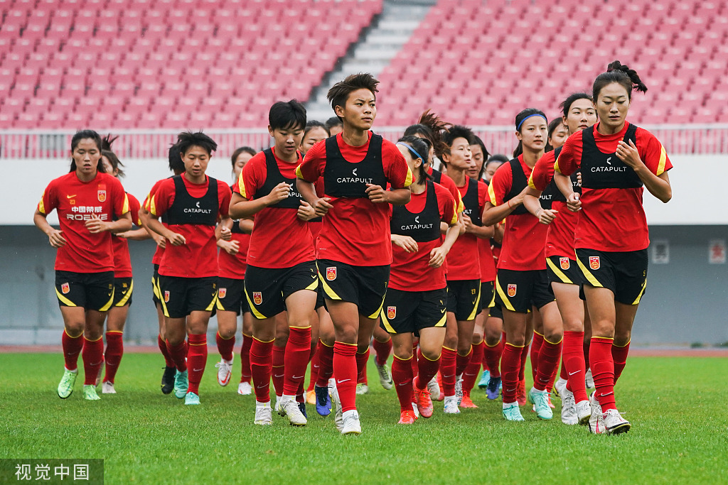 中国女足在训练中。