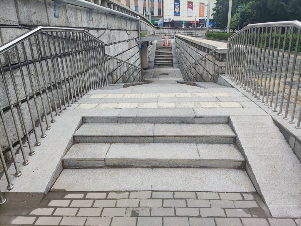 入口处新修的三级台阶高出地面二三十厘米.