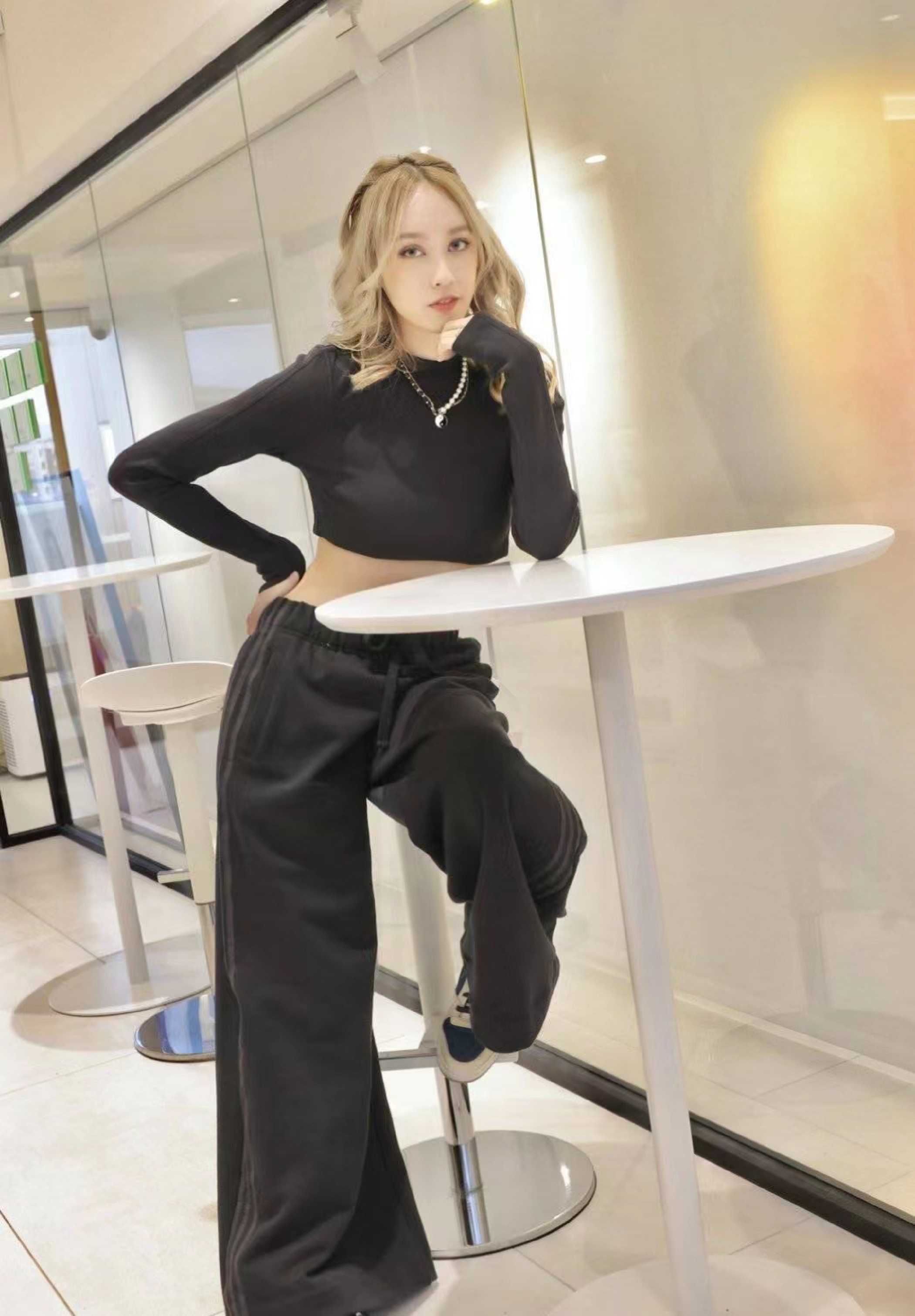 黄品源女儿出道当歌手正式推出首张唱片穿露腰装染金发魅力十足