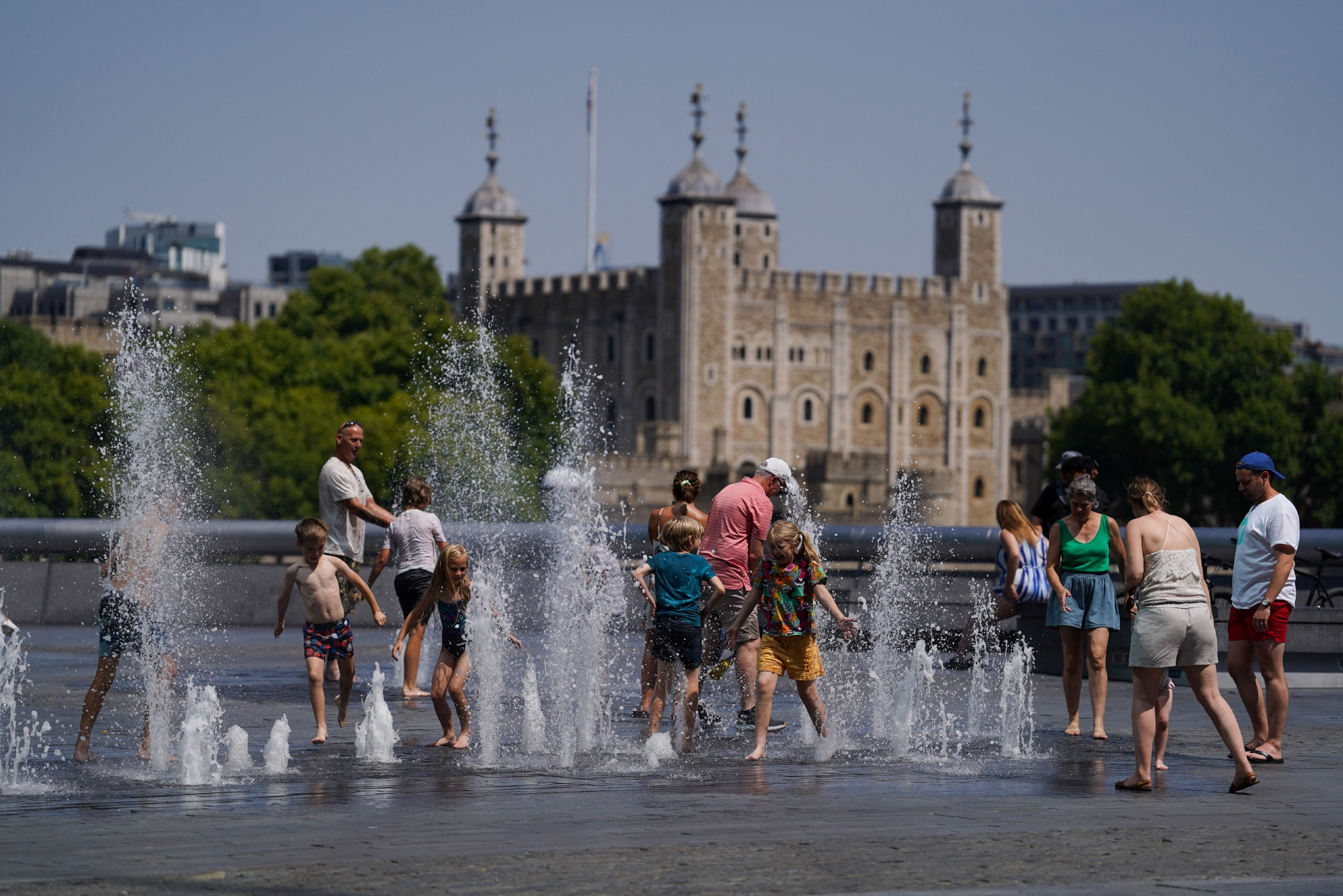 首次破40℃，英国气温创历史纪录__财经头条