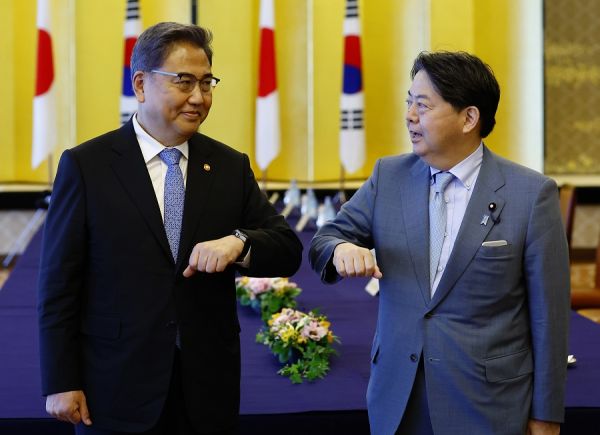 图片说明：18日，韩国外长朴振（左）与日本外相林芳正在举行会谈前“碰肘”。（美联社）