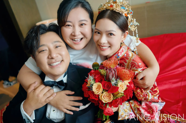 喜剧演员张泰维大婚！老板贾玲亲自到场证婚，泪洒台上送新人祝福|大碗娱乐|德云社|娱乐|大碗|婚礼_新浪娱乐_新浪新闻