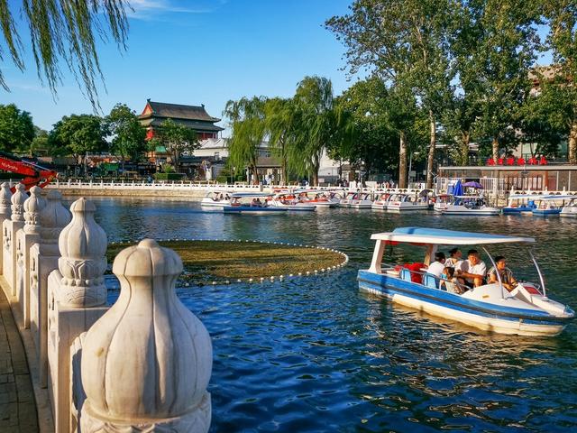 夏天北京什刹海荷花盛开 游船与皮划艇泛舟湖面|北京市_新浪财经_新浪