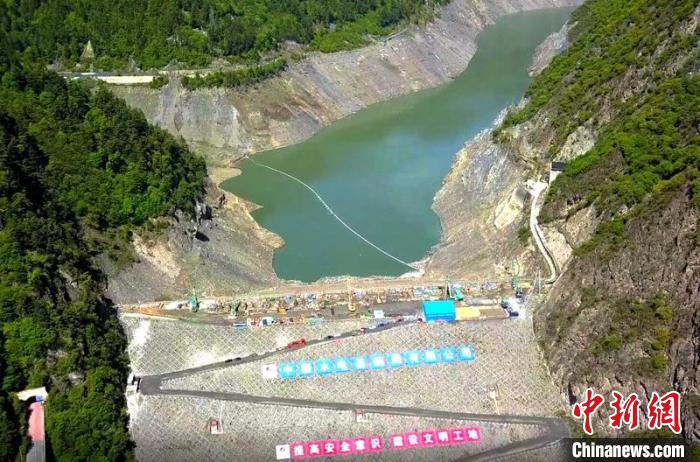 据了解,汶川特大地震后,狮子坪电站水库大坝坝基灌浆廊道底部产生裂缝