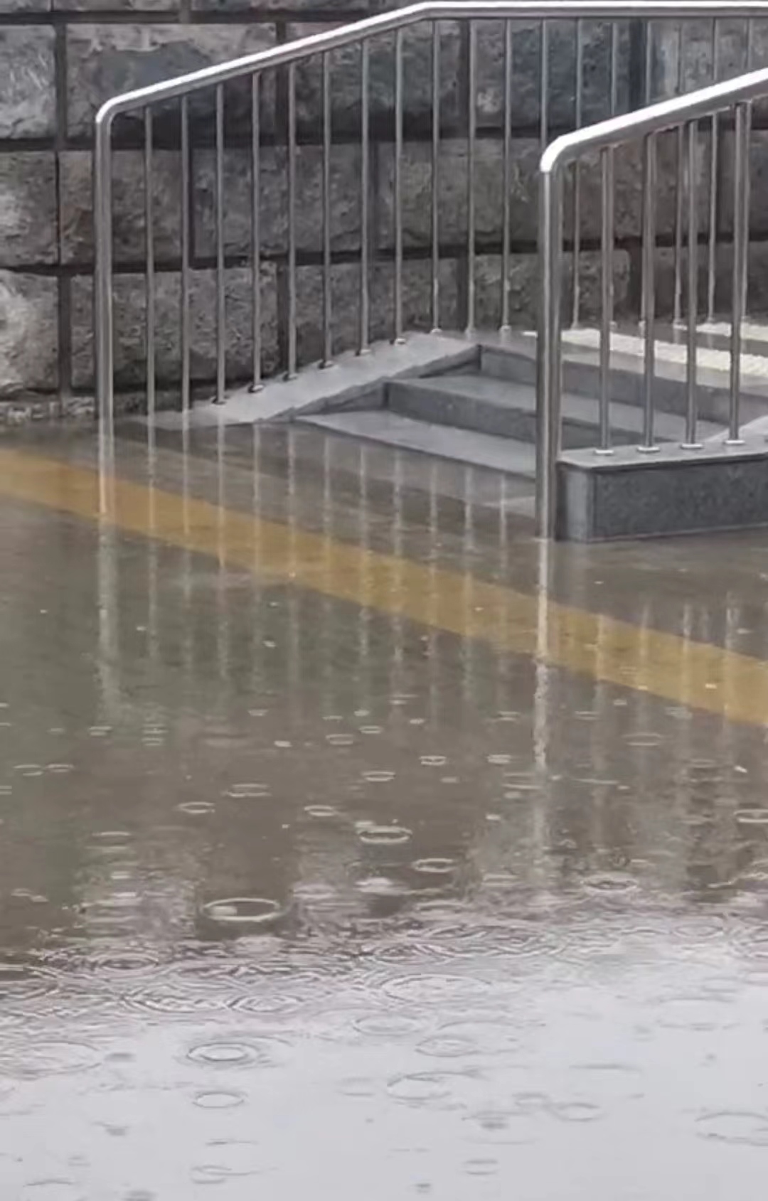 地下通道改造后路面人行道成了 蓄雨池 市民盼解决出行难题 积水 新浪财经 新浪网