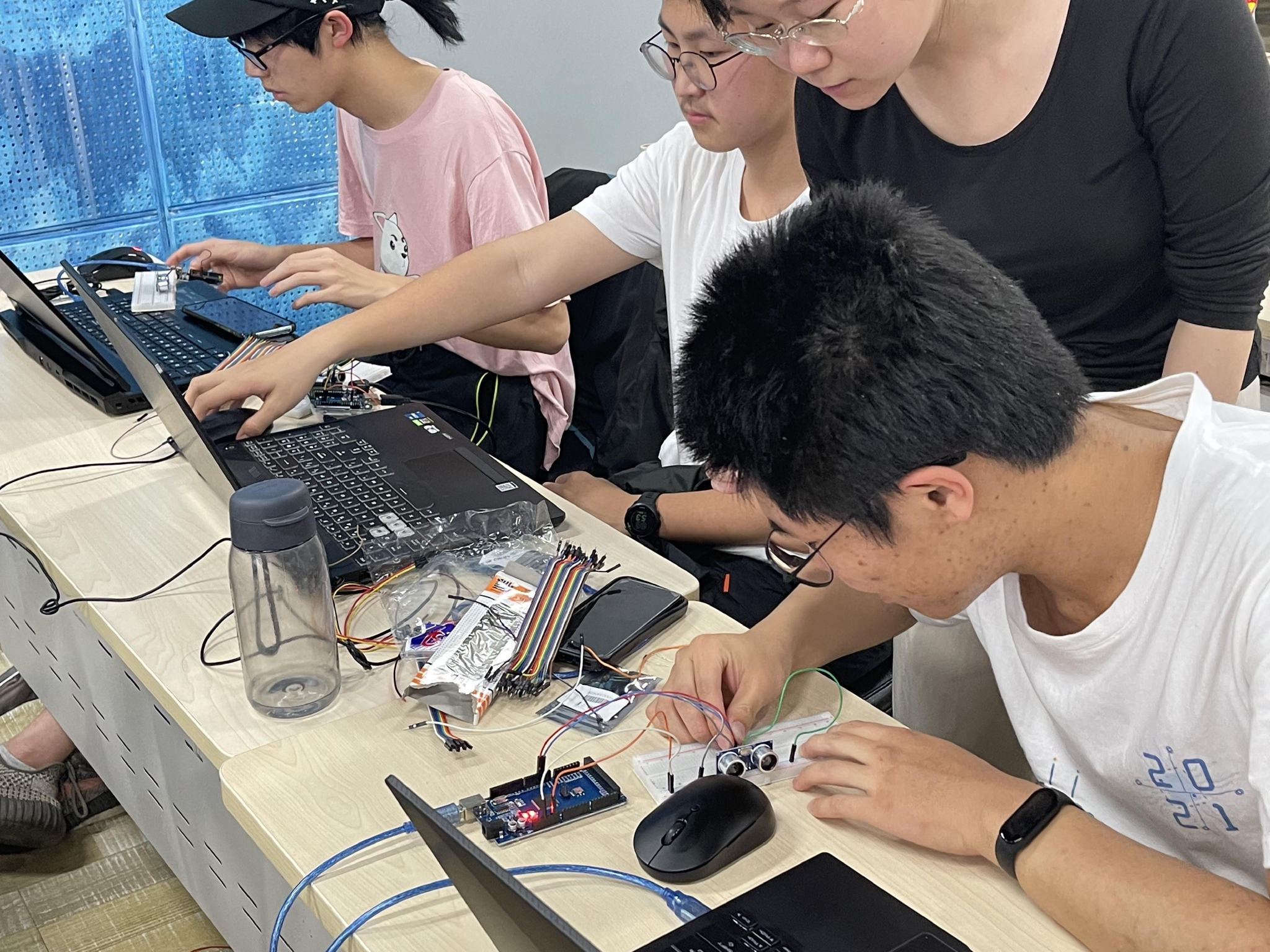 2022年5月，清华大学学生创客空间协会的Arduino教学现场。受访者供图