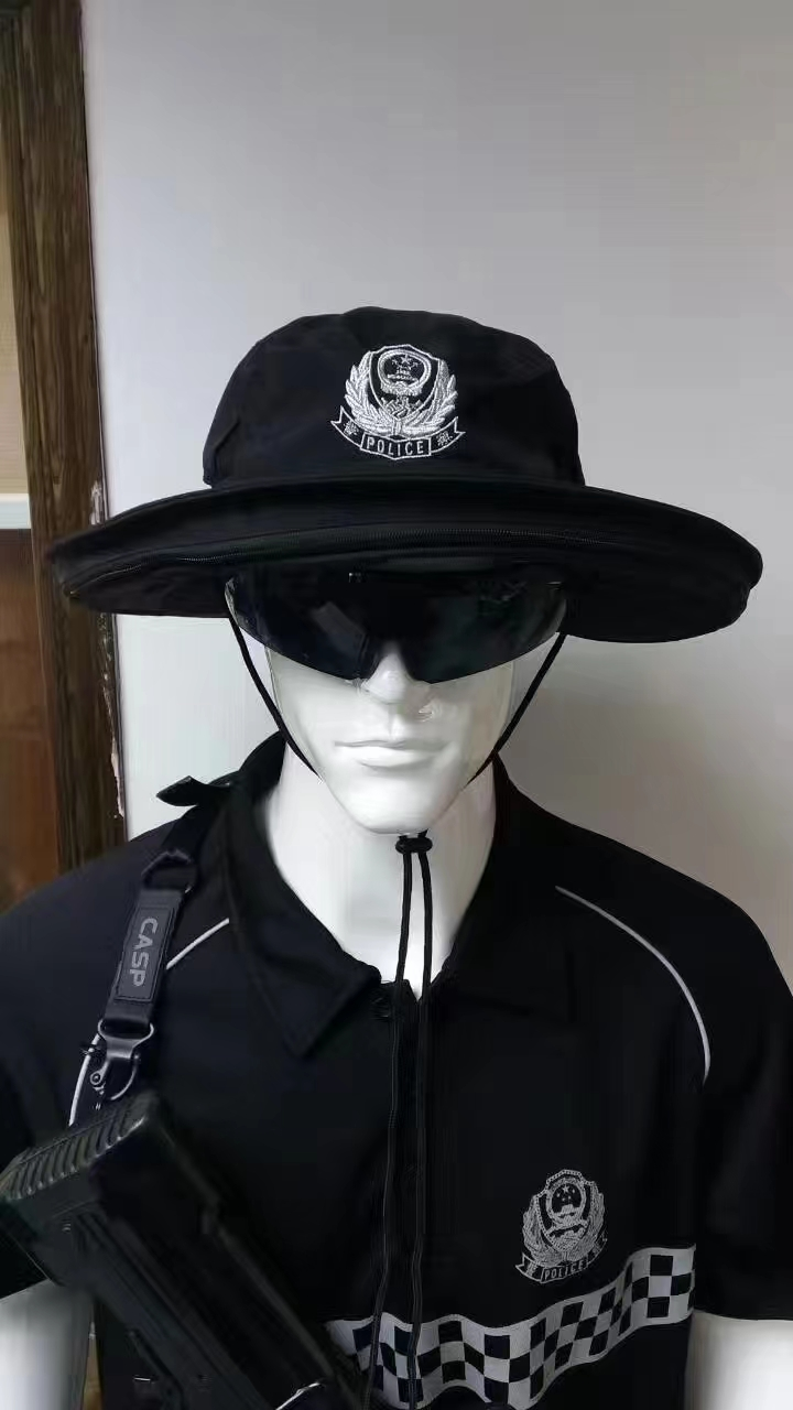 还不透气,影响了民警辅警的正常工作后,他们多方打听,又从网上查询