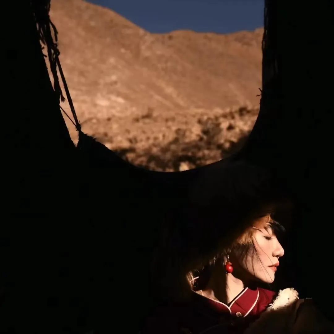 苏小菲在西藏拍的写真。