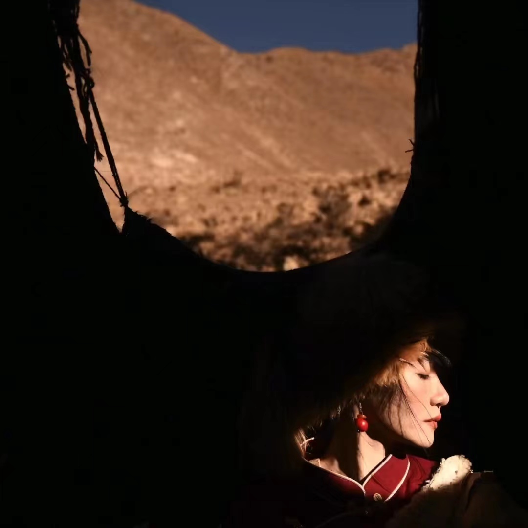 苏小菲在西藏拍的写真。