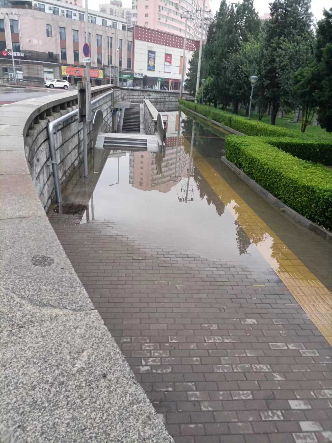 地下通道改造后路面人行道成了 蓄雨池 市民盼解决出行难题 积水 新浪财经 新浪网