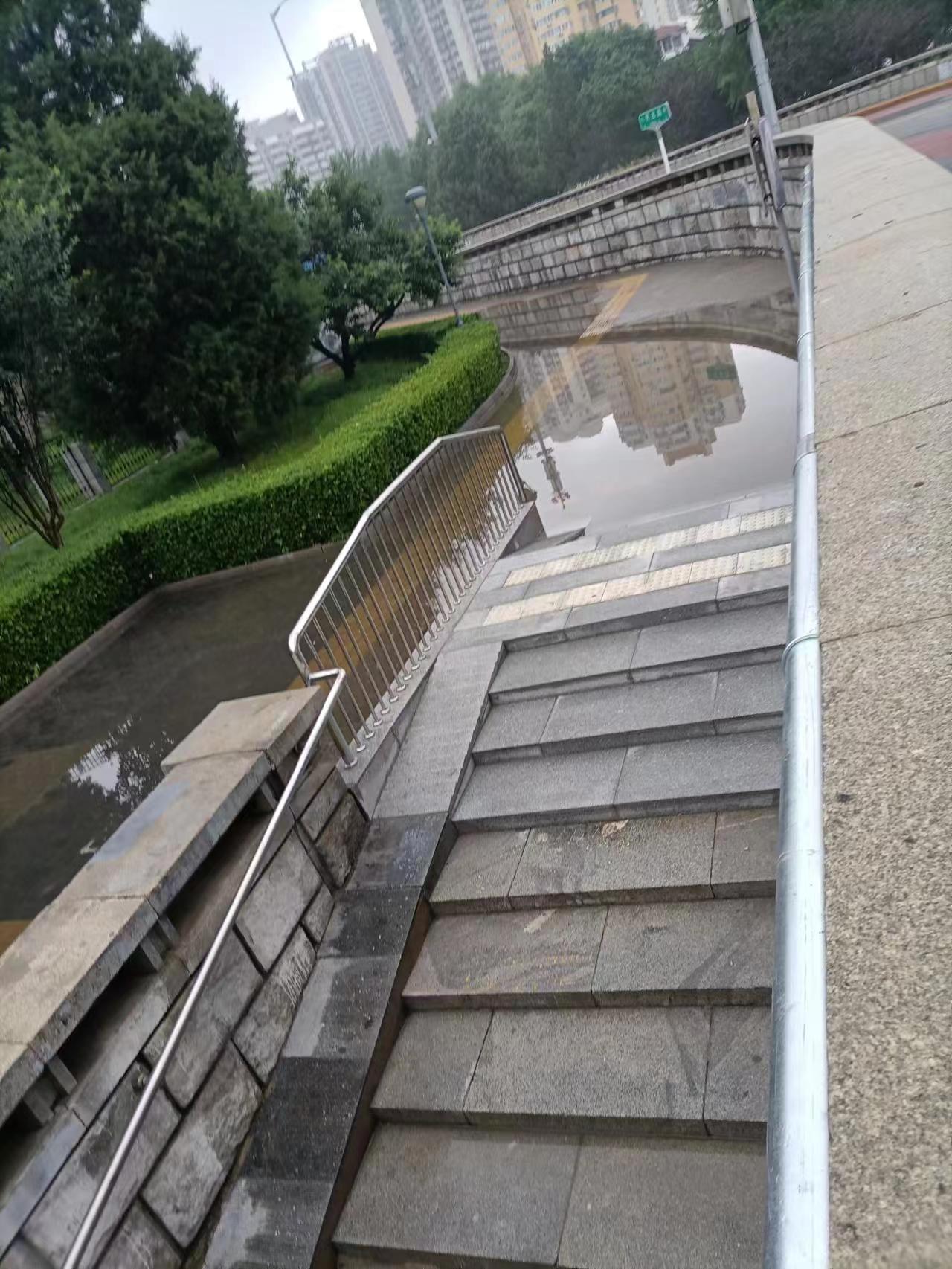 地下通道改造后路面人行道成了 蓄雨池 市民盼解决出行难题 积水 新浪财经 新浪网