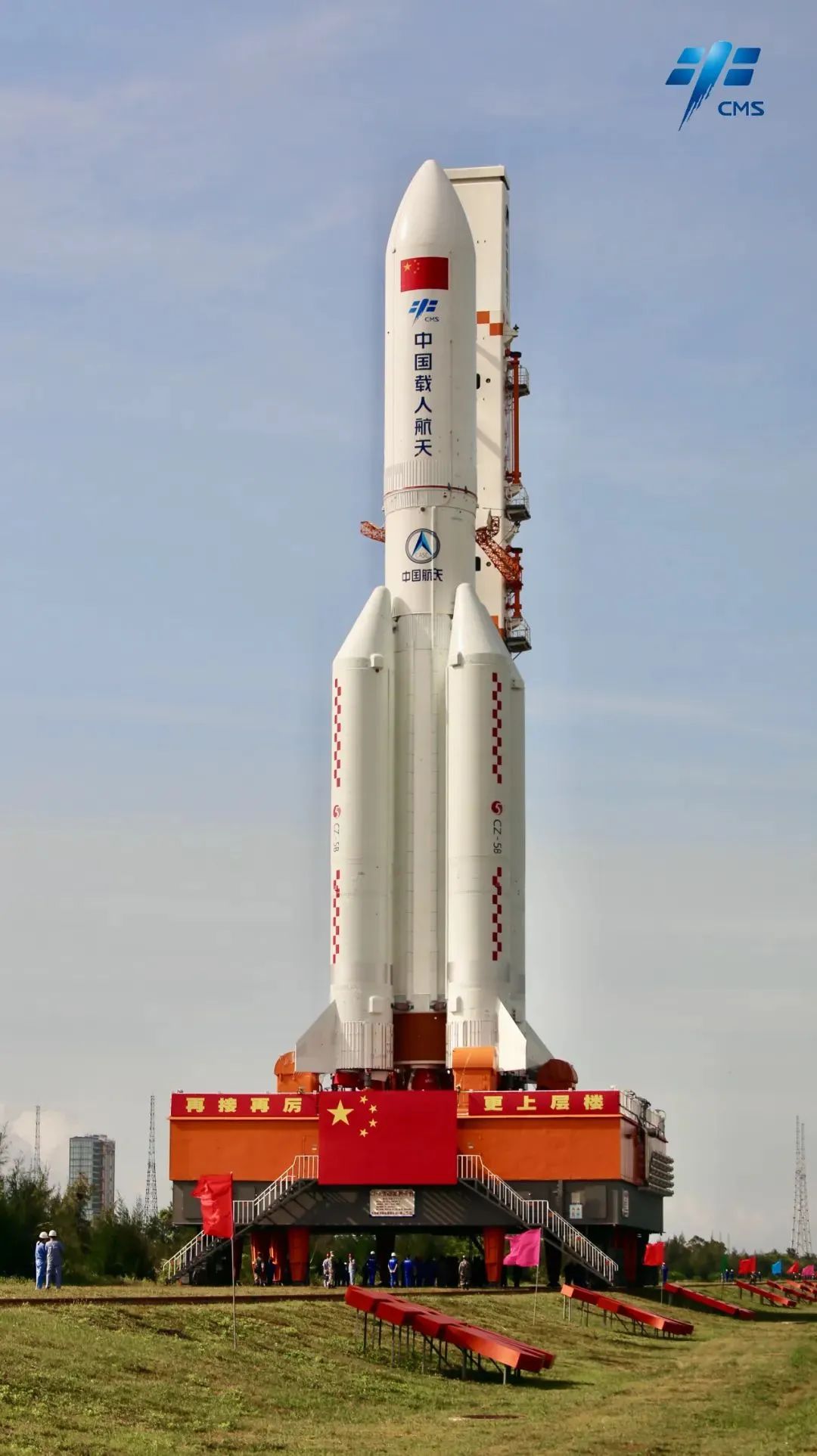 2022年7月18日，问天实验舱与长征五号B遥三运载火箭组合体转运至发射区。图片来源：中国载人航天