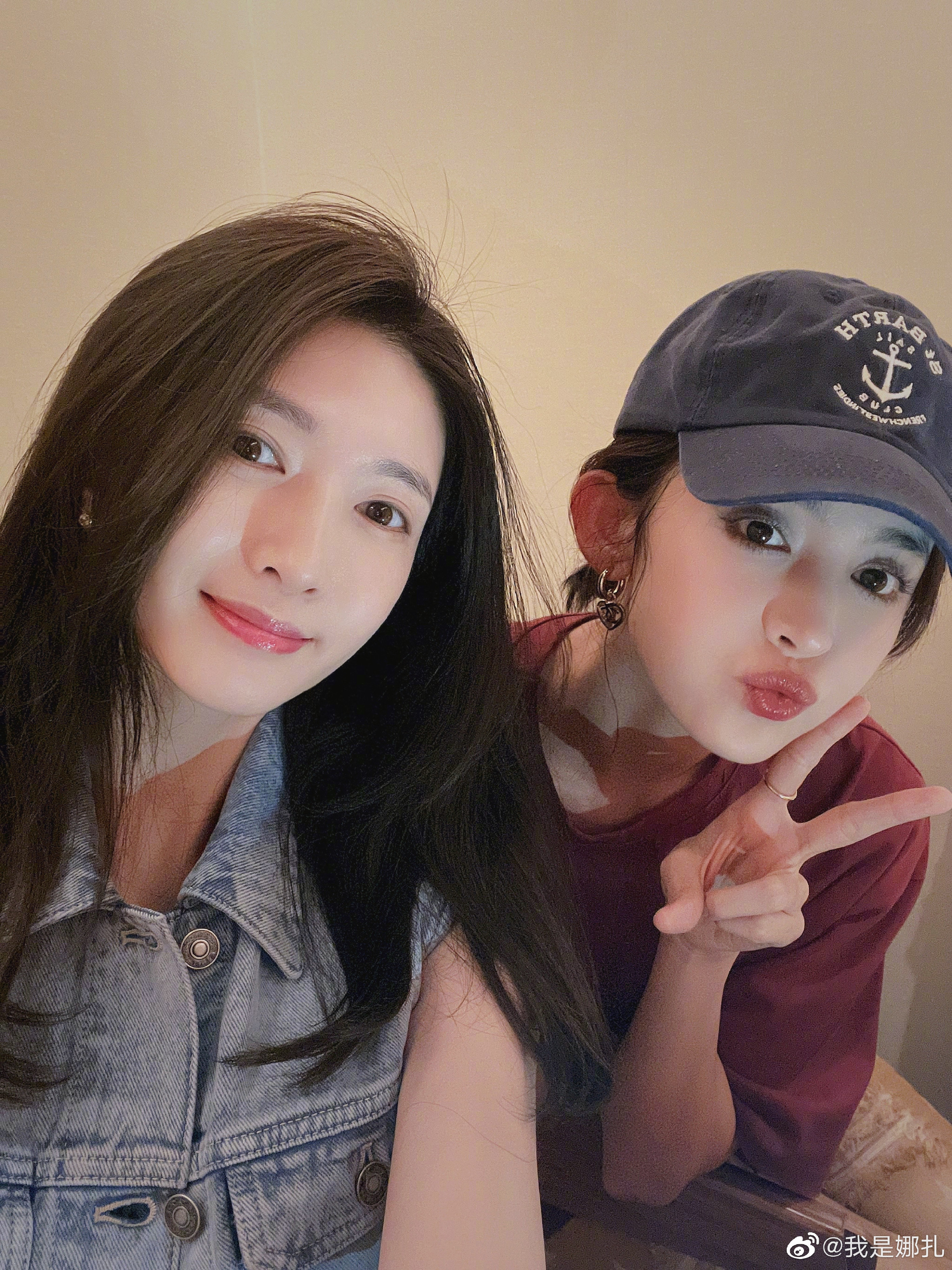 照片中的娜扎与江疏影脸贴脸亲密合照,尽显闺蜜情深.