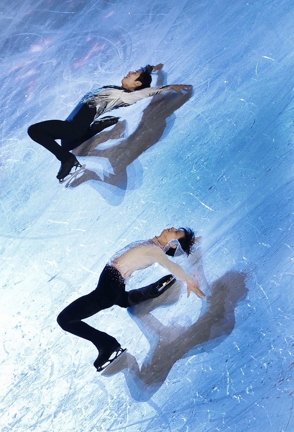 2022北京冬奥会花样滑冰表演滑,羽生结弦(下)与中国选手金博洋在表演