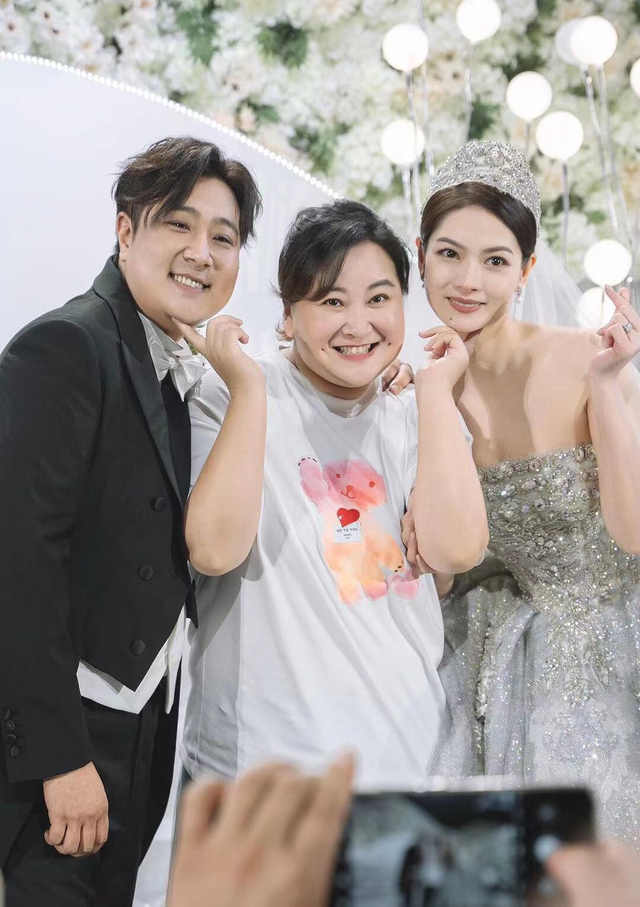 演员张泰维大婚众星祝贺，老板贾玲热泪盈眶，德云社演员也现身
