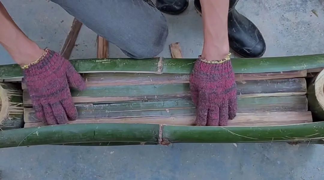 梁铁心用竹子自制花槽。图片来源:公众号“美男子兮”