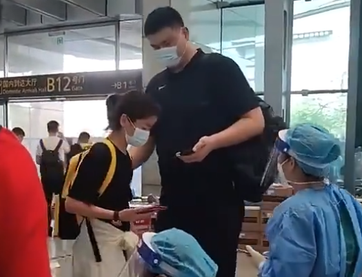 姚明父女低调机场！其女儿年仅12岁，身高超1.8米，球迷直呼可惜休闲区蓝鸢梦想 - Www.slyday.coM