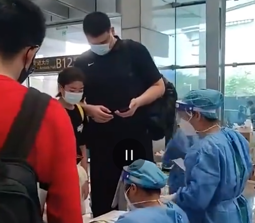 姚明父女低调机场！其女儿年仅12岁，身高超1.8米，球迷直呼可惜休闲区蓝鸢梦想 - Www.slyday.coM