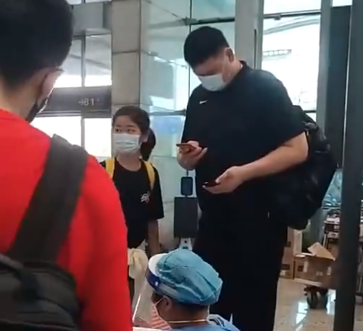 姚明父女低调机场！其女儿年仅12岁，身高超1.8米，球迷直呼可惜休闲区蓝鸢梦想 - Www.slyday.coM