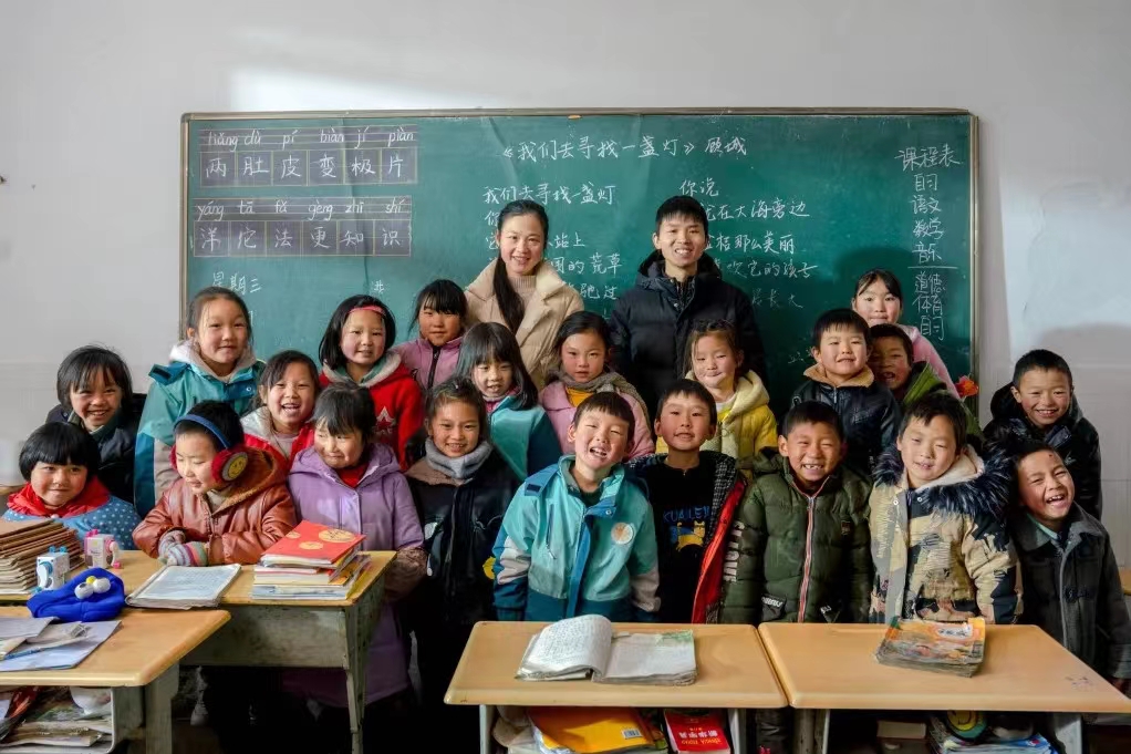 乌蒙山区这对支教夫妇回老家了，孩子们哭红双眼