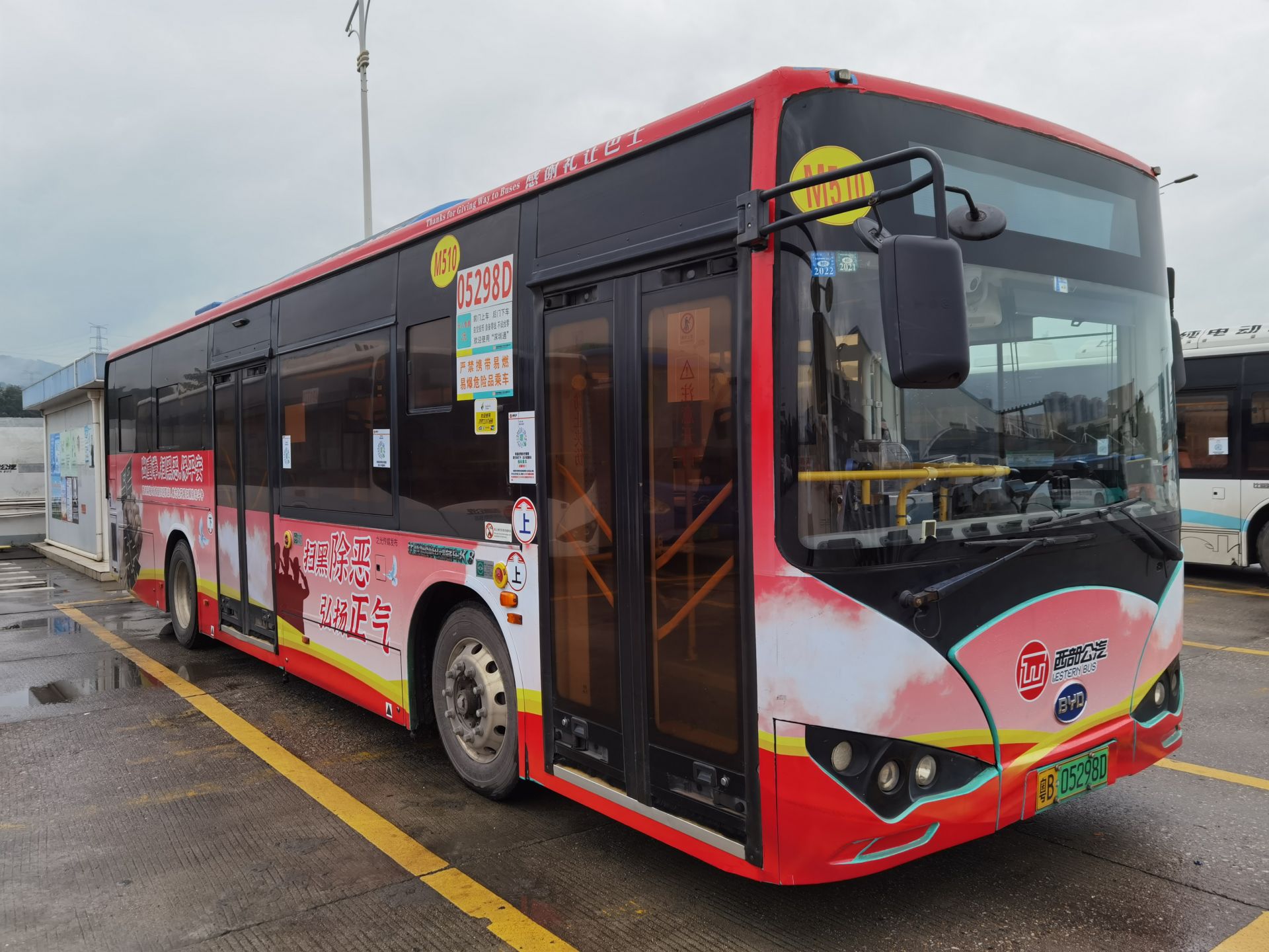 换新衣啦深圳67公交大巴化身扫黑除恶移动宣传阵地