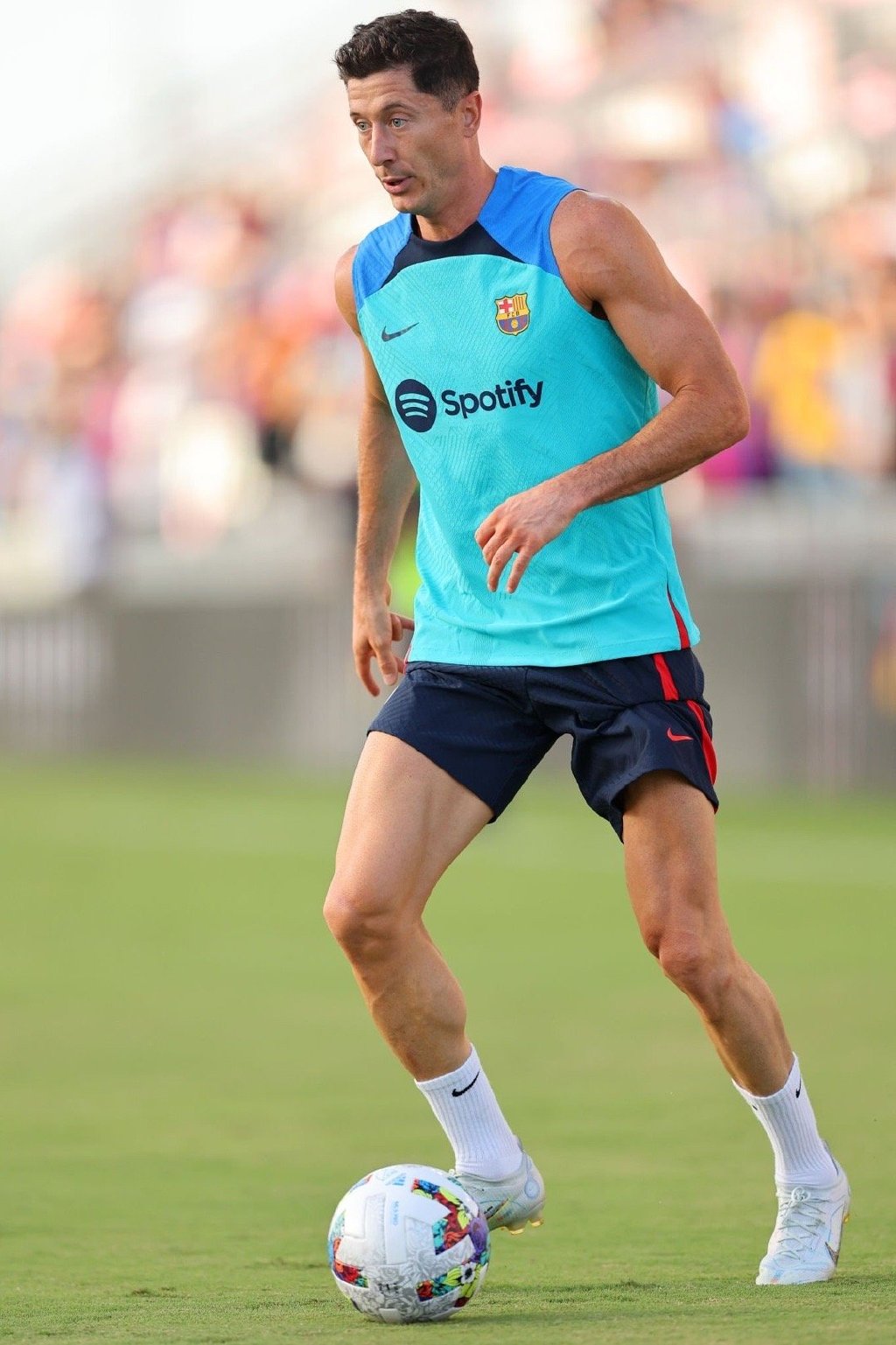 莱万加盟巴萨违约金5亿欧元，那支“宇宙队”又回来了？休闲区蓝鸢梦想 - Www.slyday.coM