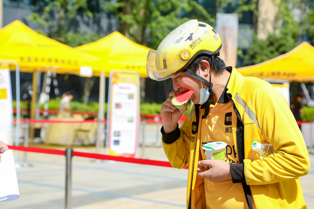 美团外卖启动高温保护机制保障骑手安全先期投入53亿高温关怀金