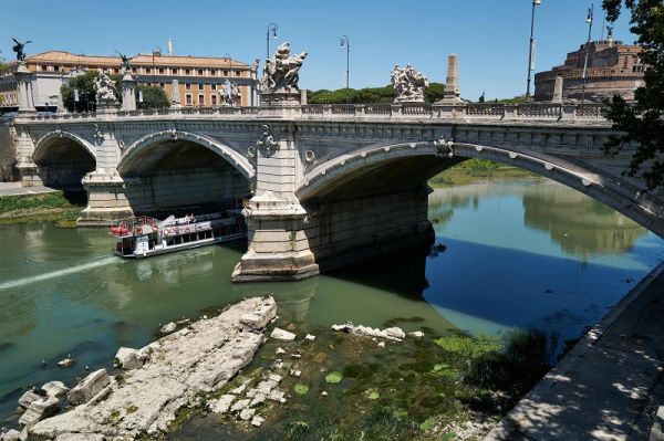 意大利罗马市的台伯河水位严重下降