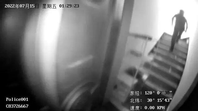女子网购酒和头孢，两外卖骑手相遇：不对劲，报警