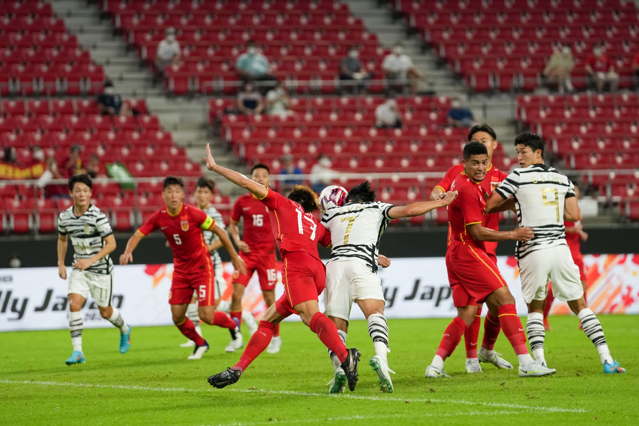 世预赛韩国男足3比0完胜中国 | 韩联社