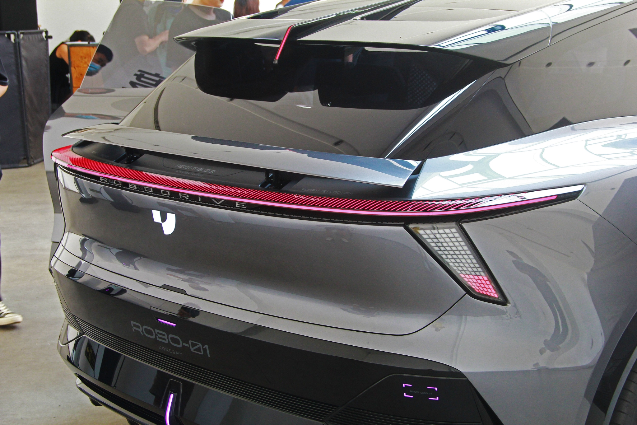 集度首款汽车机器人车身模具制造进入加工装配阶段,广州车展有望发布