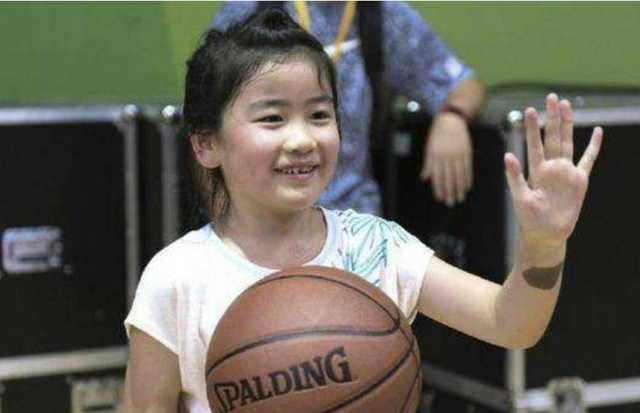 姚明带女儿出行，12岁身高超1米8，大姚退役11年发福严重休闲区蓝鸢梦想 - Www.slyday.coM