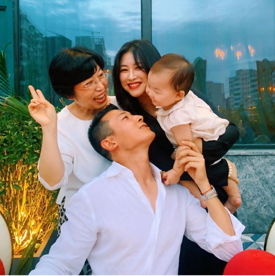 朱珠办烛光晚宴庆生与老公带娃出镜宝宝侧颜继承父母高颜值