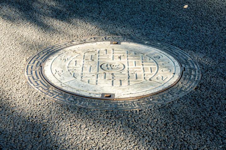 杭州一幼儿园门口的窨井盖被偷，有人掉了下去，查到黑手大家倒吸一口凉气休闲区蓝鸢梦想 - Www.slyday.coM