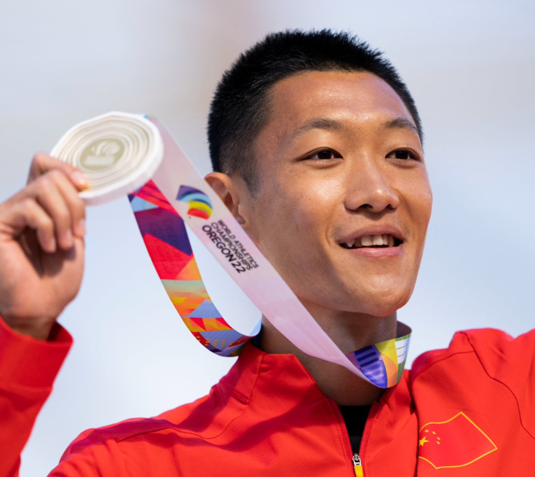 7月17日,冠军中国选手王嘉男在2022世界田径锦标赛男子跳远颁奖仪式上