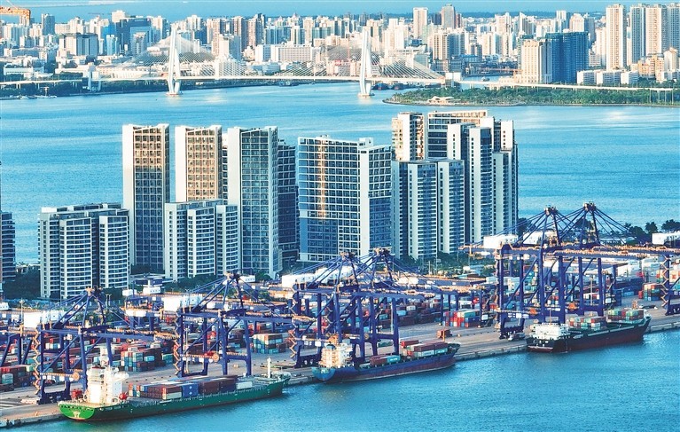 海口秀英港集装箱码头:港口作业 一派繁忙