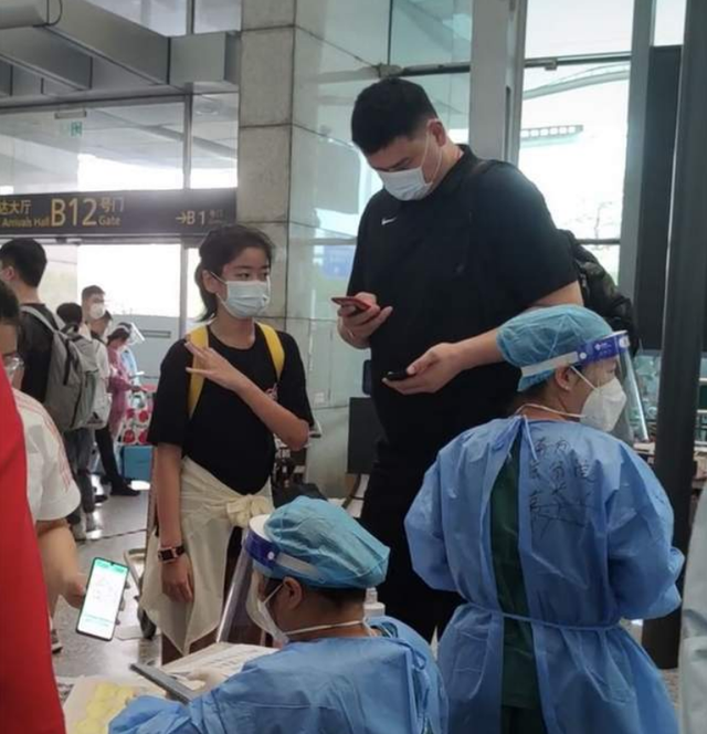 姚明带女儿出行，12岁身高超1米8，大姚退役11年发福严重休闲区蓝鸢梦想 - Www.slyday.coM