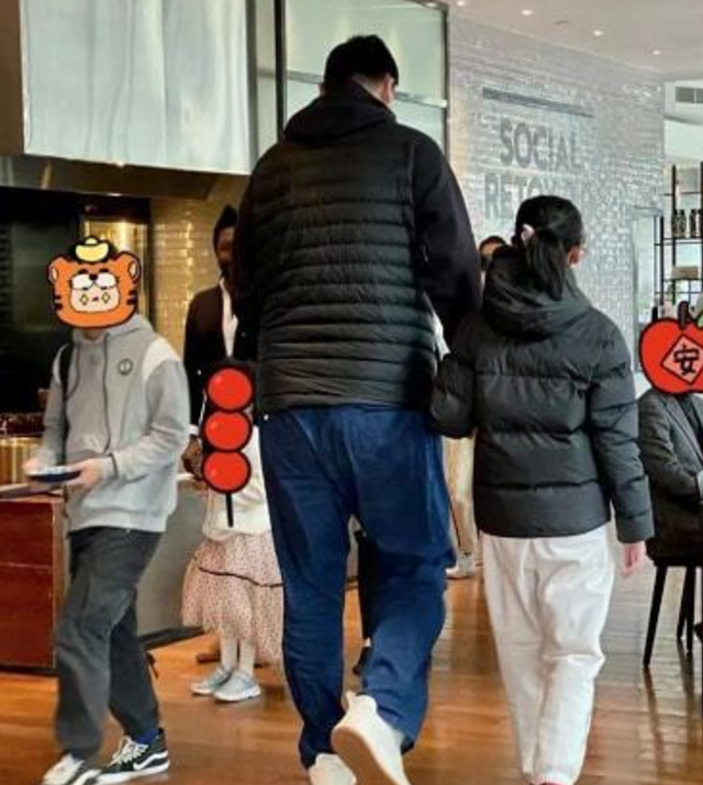 姚明带女儿做核酸！12岁女儿身高超成人，穿着朴素行为有教养休闲区蓝鸢梦想 - Www.slyday.coM