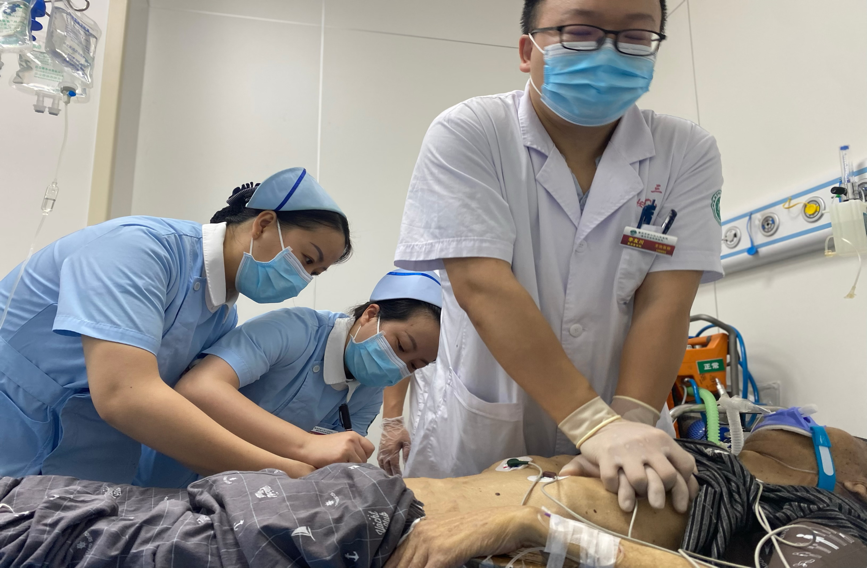 抢救小组迅速到位:胸外心脏按压,呼吸球囊辅助通气,气管插管,上呼吸机