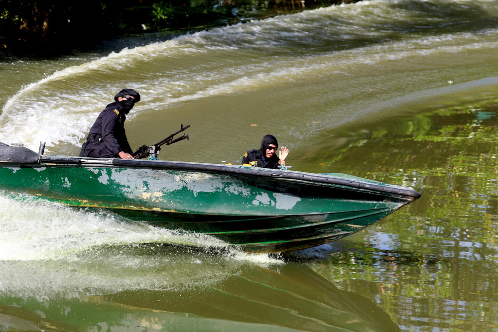 斯里兰卡海军巡逻艇在斯里兰卡科伦坡议会周围巡逻.
