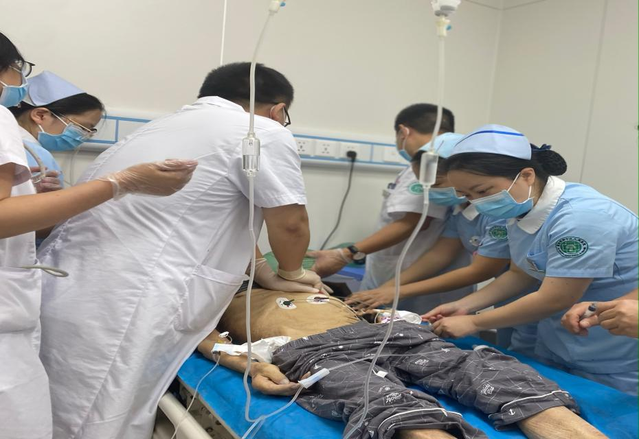 即刻启动"绿色通道",将患者推入抢救室,一切抢救